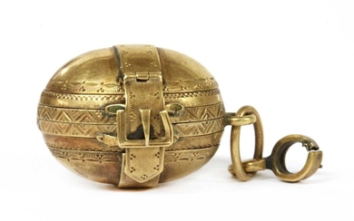 A gold egg form multi-photo 'family' locket