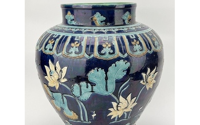 A large Chinese jar, 17TH/18TH Century Pr. Size:(H38.5CM/D2...