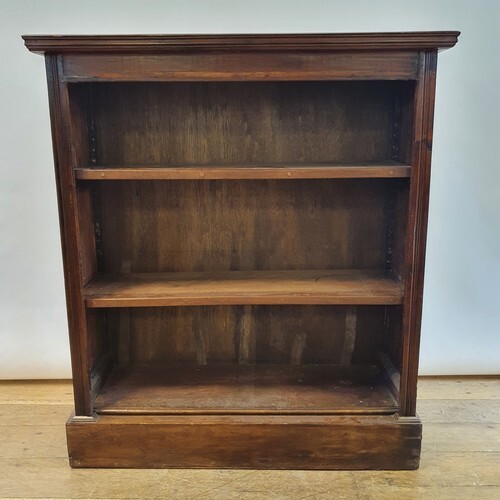 A mahogany bookcase, with adjustable shelves, 83 cm wide