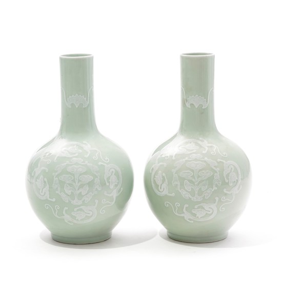 A pair of celadon glaze porcelain vases, China, late Qing dynasty, 41 cm high