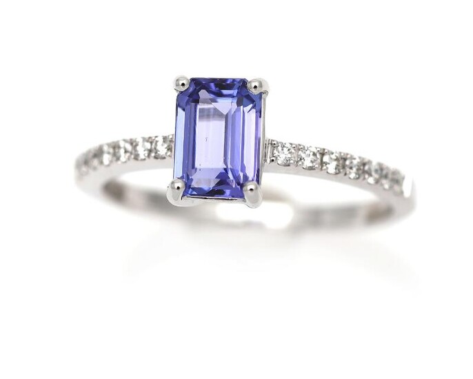 NOT SOLD. A tanzanite ring set with a tanzanite weighing app. 1.00 ct. and diamonds, mounted in 18k white gold. Size 52.5. – Bruun Rasmussen Auctioneers of Fine Art