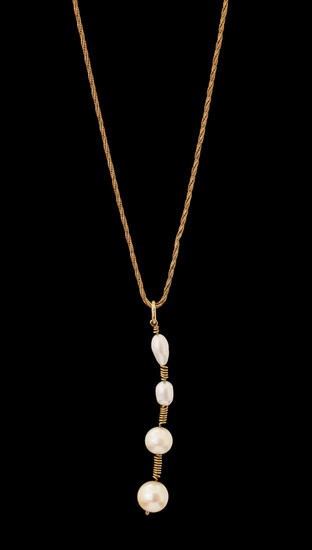 AN 18K GOLD NECKLACE