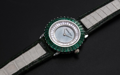 AUDEMARS PIGUET, A UNIQUE LADIES GOLD SET WITH EMERALDS, DIAMONDS, AND A GREEN MOTHER OF PEARL DIAL