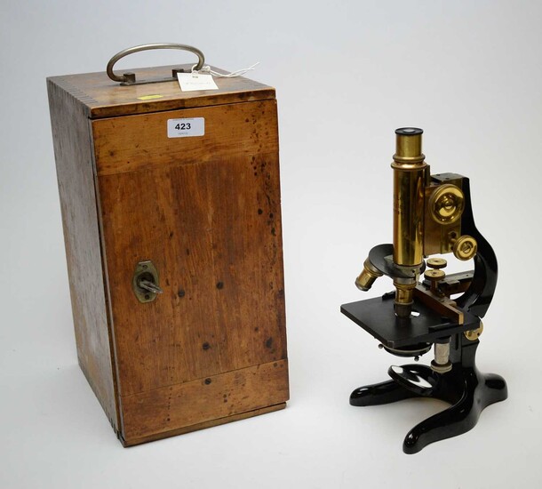 An Ernst Leitz Wetzlar microscope, in carry case.