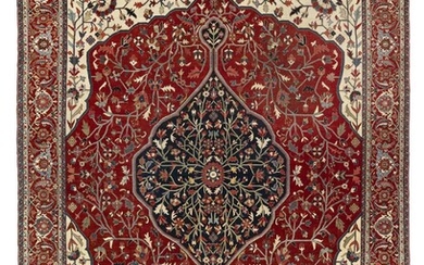 NOT SOLD. An antique Heriz carpet, North West Persia. Medallion design. A sublime and highly attractive example. C. 1910. 462 x 367 cm. – Bruun Rasmussen Auctioneers of Fine Art