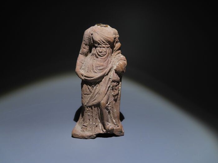 Ancient Greek Terracotta Pretty Female figure. 13,5 cm H. 4th Century BC. Fine and big