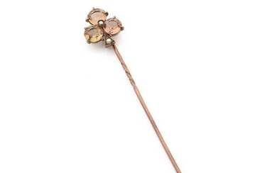 Ancient pin in gold (ET mark) in the shape of a clover, set with citrines and pearls Gross weight