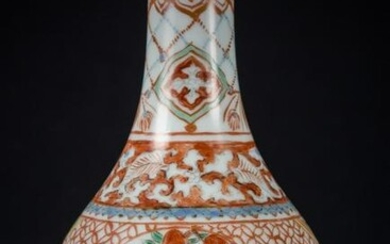 Arte Cinese A small porcelain vase painted with
