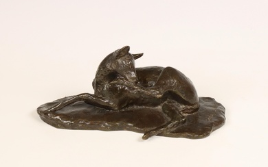 Ary Jean Leon Bitter [1883-1973], bruin gepatineerd bronzen sculptuur [Biche se léchant la patte], circa 1900