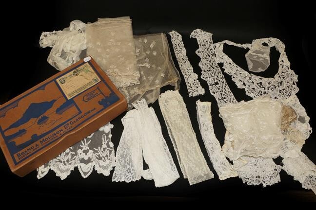 Assorted Early 20th Century Lace, comprising pair of cuffs, white...