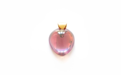 BACCARAT Pendentif en cristal en forme de goutte de couleur rose à effet iridescent, la...