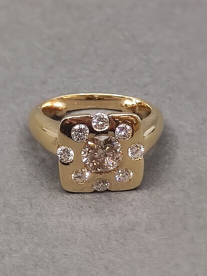 BAGUE en or jaune 750° ornée d'un diamant dit "jonquille" d'environ 1,30 ct dans un...
