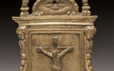 BAISER de PAIX en bronze doré orné d'un Christ en croix dans un encadrement à...
