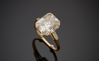 Bague en or jaune 18K 750‰, sertie d’un diamant de forme rectangulaire taillé à degrés,...