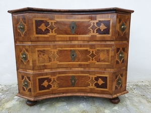 Baroque chestnut walnut baroque chest of drawers - Wood - around 1740