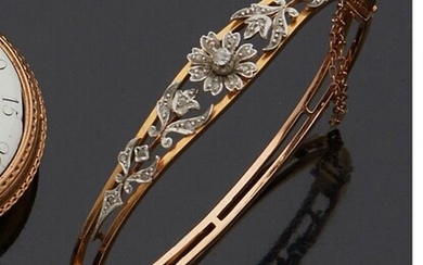 Bracelet jonc rigide, en or jaune et or blanc 18K (750 millièmes) au décor floral...