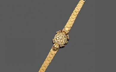 Bracelet montre de dame, vers 1950 Bracelet à maille alvéolée, le cadran couvert d'un dôme...