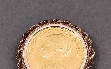 BROCHE faisant pendentif ornée de cien pesos chiliens 1926 en or jaune Poids : 30,5...