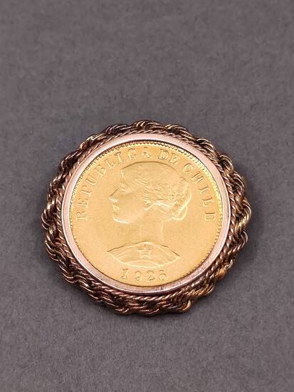 BROCHE faisant pendentif ornée de cien pesos chiliens 1926 en or jaune Poids : 30,5...
