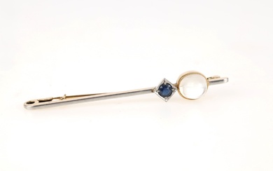 Brooch of 14 kt. gold with sapphire and moonstone, 4.8 g.