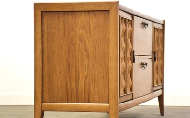Broyhill Faceted Tv Console Credenza