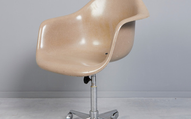 CHARLES UND RAY EAMES. for Herman Miller, swivel chair/ office chair, fiberglass, aluminum, 1960s, USA.