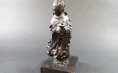 CHINE : Statuette d'une divinité taoïste en bronze patiné, époque XVIII-XIXème s. Haut.: 20 cm,...