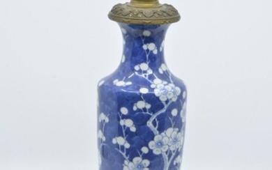 CHINE Vase de forme balustre en porcelaine à décor de branchages de mûrier fleuris sur...