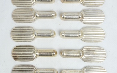 CHRISTOFLE. Douze porte-couteaux en métal argenté modèle raquette. L.7.5 cm. Usures d'usage