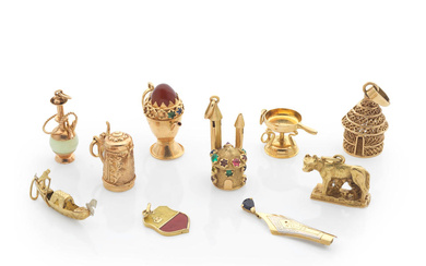 COLLECTION OF CHARMS: GOLD AND COLOURED GEMSTONES ENSEMBLE DE BRELOQUES...