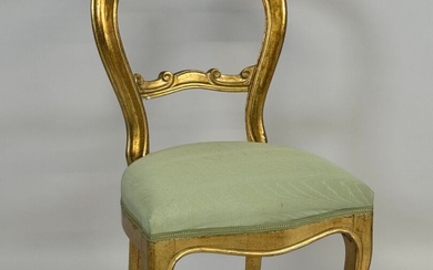 Chaise en bois sculpté et doré. Style Louis XV. 97 x 48 x 40 cm.