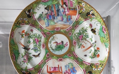 Chine- CANTON Deux assiettes en porcelaine à décor polychrome émaillé de personnages et oiseaux dans...