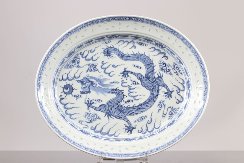 Chine, Plat en porcelaine blanc bleu, au grain de riz, décor de dragon, début 20ème...