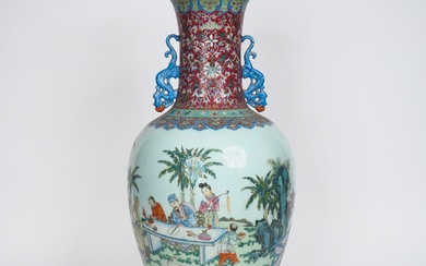 Chine, fin XIXe siècle, Grand vase balustre en porcelaine et émaux de la famille rose,...