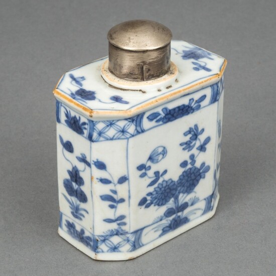 Chinees porseleinen rechthoekig theebusje met afgeschuinde hoeken en blauw-wit...