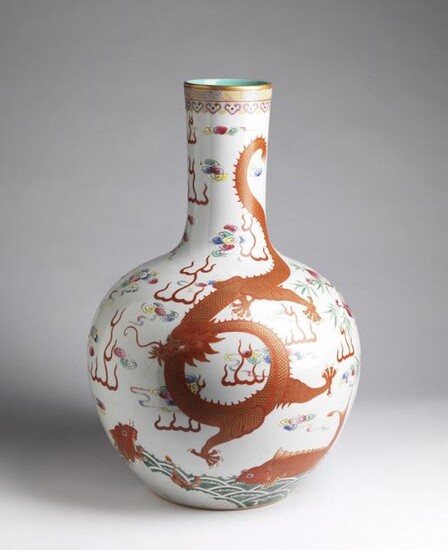 Chinese Art. A large tianchuping porcelain vase decorated with dragon and phoenix China, late 19th-early 20th century . Sporious Qianlong mark at the base. Cm 38,00 x 60,00.
