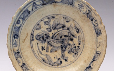 Chinese blue and white barbed rim dish decorated with mythical animal (Dia:19cm)