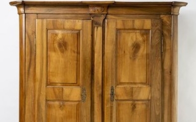 Closet. Walnut. Body with rounded edges, fittings, lock...