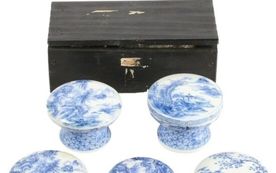 Collection of 5 blue and white decorated Chinese