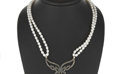 *Collier composé de deux rangs de perles retenant un motif ajouré pavé de marcassites
