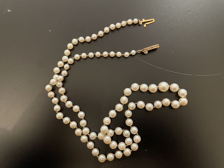 Collier formé de 87 perles de culture blanches... - Lot 23 - De Baecque et Associés