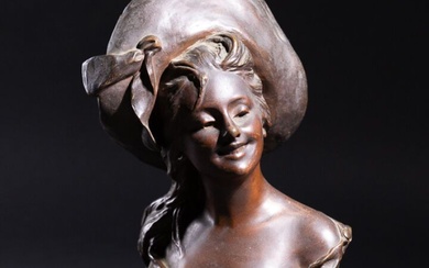D'après Georges van der STRAETEN (1856-1928). Femme souriante au chapeau. Buste en bronze à patine...