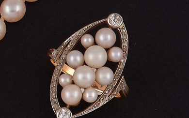 Délicate BAGUE "Navette" en or gris 18K ( 750 millièmes) ajouré, habillée de perles blanches...