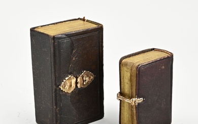 Deux bibles anciennes avec des serrures en or jaune, 585/000, Bible avec couverture et une...