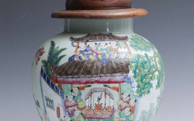 Een Chinese famille rose porseleinen vaas met houten deksel