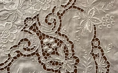 Elegant hand-embroidered tablecloth (1) - Linen - 1950-70