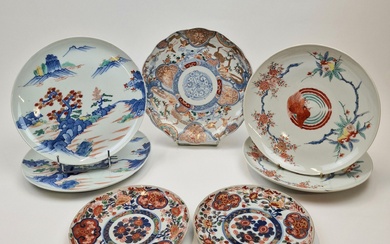 Ensemble de 7 assiettes japonaises en porcelaine polychrome, comprenant : - Deux assiettes à décor...