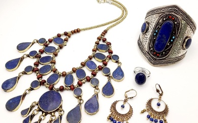 Ensemble de bijoux en lapis-lazuli comprenant : Bracelet manchette, bague - N, boucles d'oreilles et...