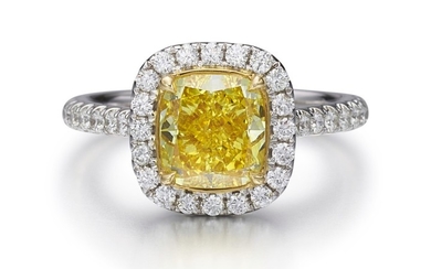 FANCY VIVID YELLOW DIAMOND AND DIAMOND RING | 2.05卡拉 古墊形 艷彩黃色 VS2淨度 鑽石 配 鑽石 戒指