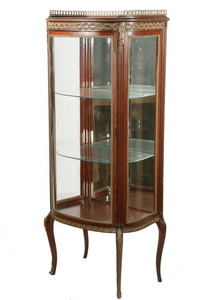 FRENCH CURVED FRONT VITRINE